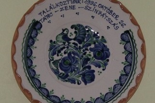 Egy találkozás emlékére készült dísztányér.