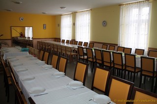 Az olvasókör társasági terme. Terítés összejövetel előtt.
