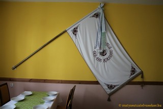 Az olvasókör társasági terme. A terem végén az olvasókör zászlaja.