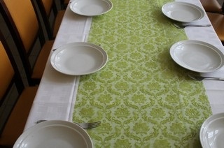 Az olvasókör társasági terme. Asztalsor megterítve.