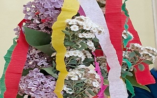 A képen nemzeti színű szalagokkal díszített orgona látható.