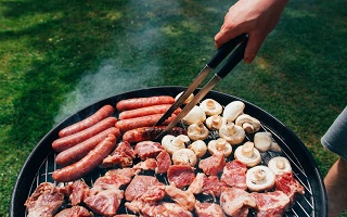 A képen grillezés látható.