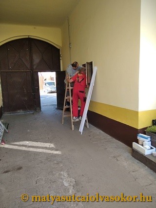 A szerelés egyik mozzanata, az áramhálózatra kötés.